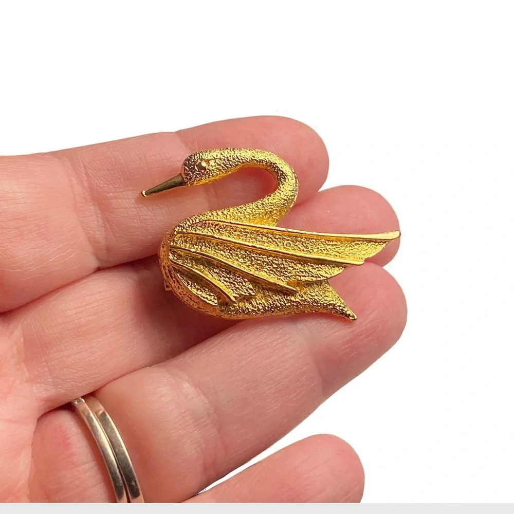 Dubarry Fifth Avenue Gold Swan Brooch Vintage Goldtone Bird Pin